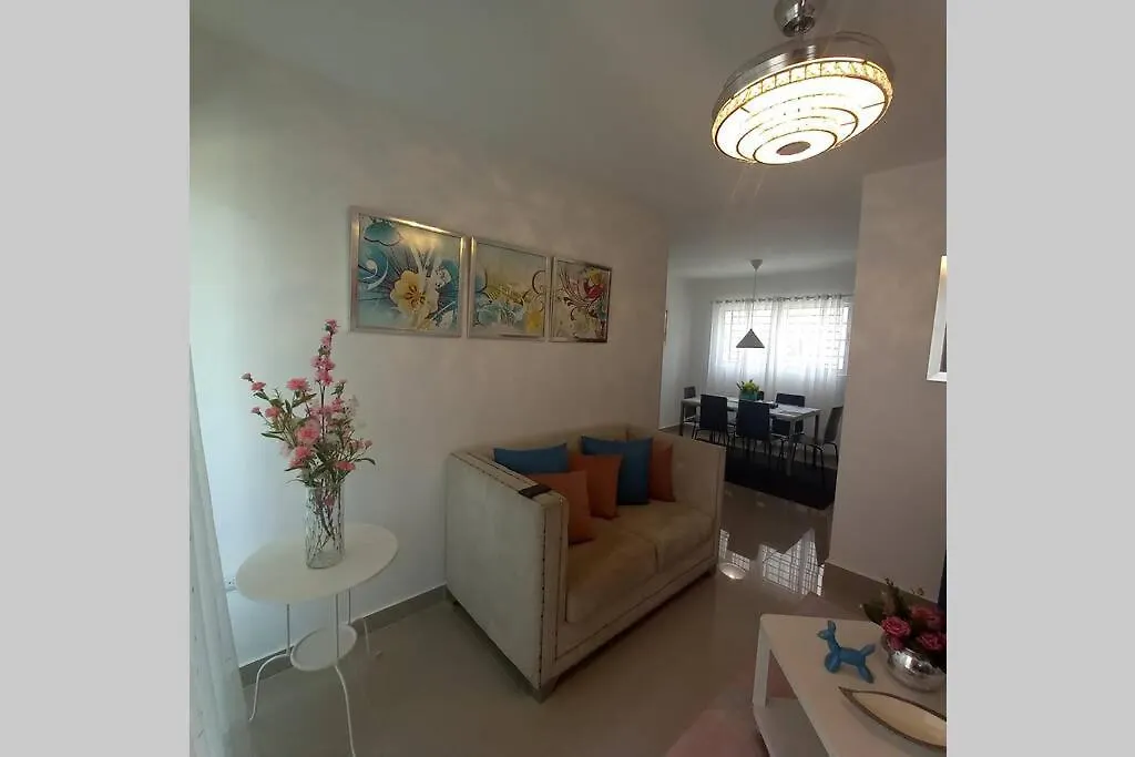 Confortable apartamento de 3 tres habitaciones, con hermosa vista de area verde, ademas de piscinas y juegos infantiles en area recreativa Santiago De Los Caballeros