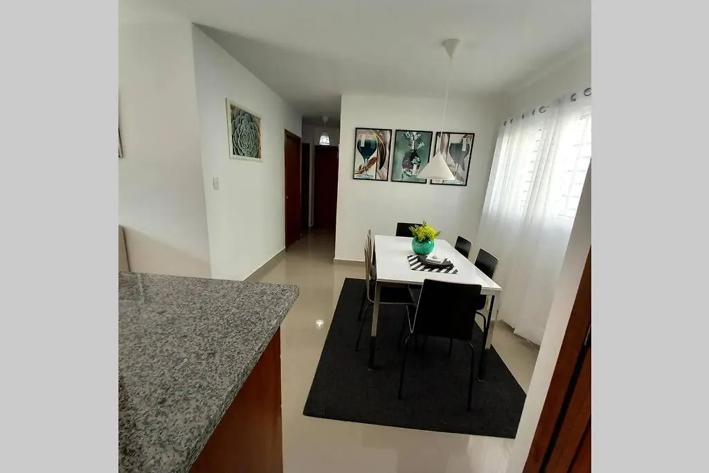 Confortable apartamento de 3 tres habitaciones, con hermosa vista de area verde, ademas de piscinas y juegos infantiles en area recreativa Santiago De Los Caballeros