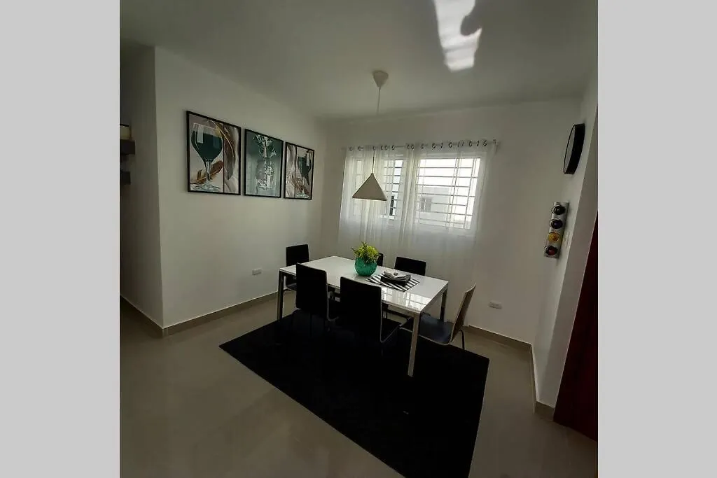 Confortable apartamento de 3 tres habitaciones, con hermosa vista de area verde, ademas de piscinas y juegos infantiles en area recreativa Santiago De Los Caballeros