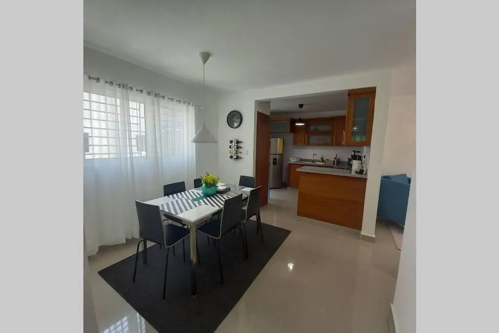 Confortable apartamento de 3 tres habitaciones, con hermosa vista de area verde, ademas de piscinas y juegos infantiles en area recreativa Santiago De Los Caballeros